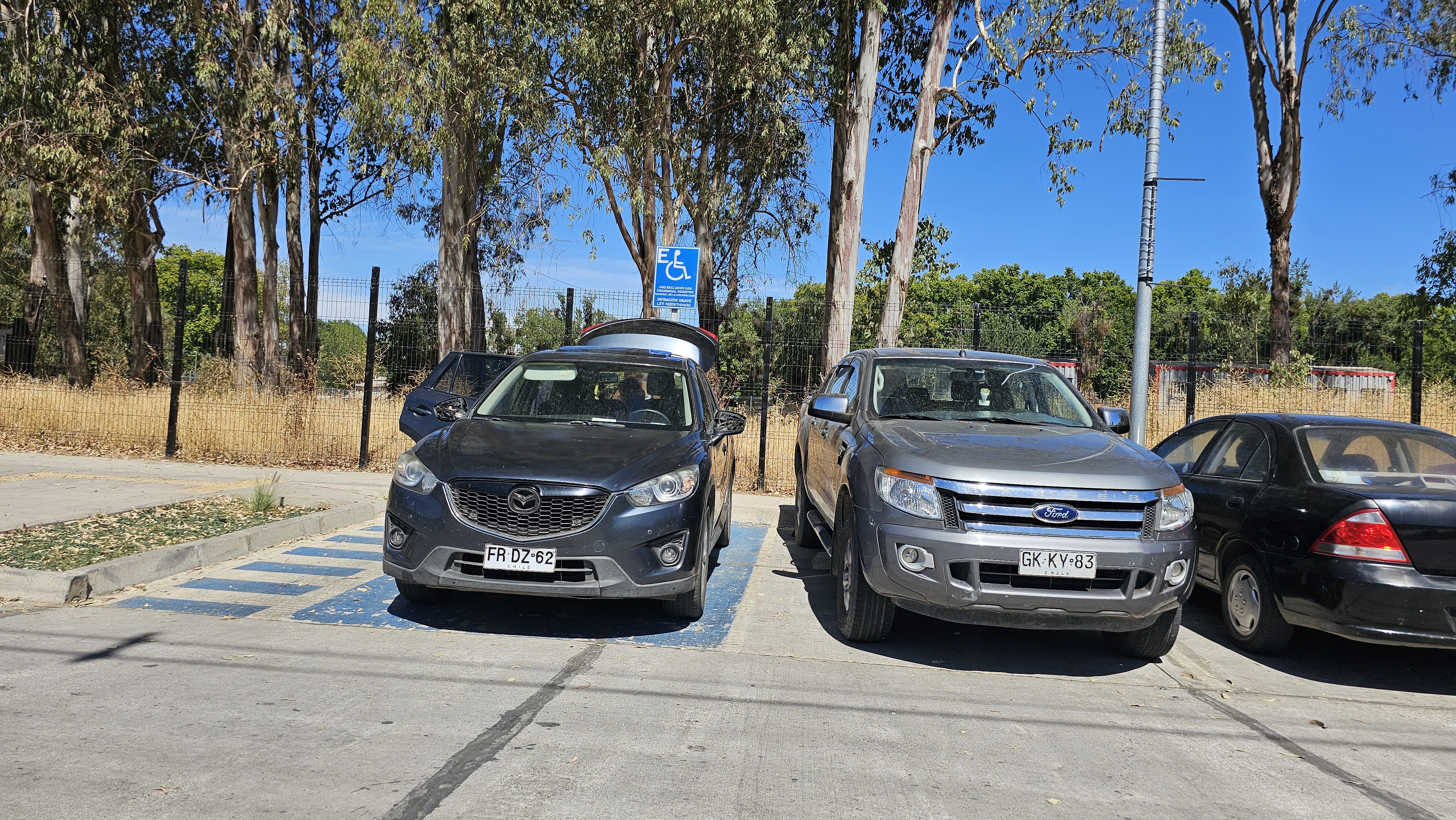 fotografía de Estacionamiento para personas con discapacidad utilizado por un vehículo